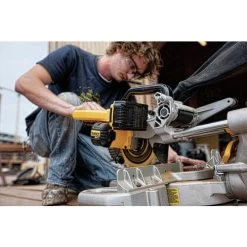 Dewalt DCS361M1-DCB204-2-BNDL 20V MAX XR Brushed Lithium-Ion 7-1/4 In. Cordless Sliding Miter Saw Kit With 3 Batteries Bundle (4 Ah) -Tool Store dewndcs361m1 dcb204 2 bndl q