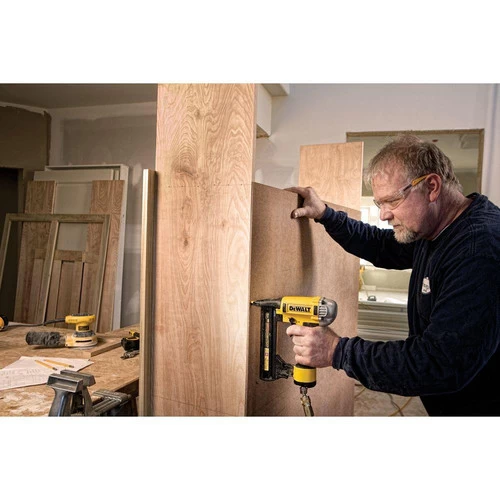 Dewalt DWFP1838 18-Gauge 1/4 In. Crown 1-1/2 In. Finish Stapler 3 Dewalt DWFP1838 18-Gauge 1/4 In. Crown 1-1/2 In. Finish Stapler - Image 3