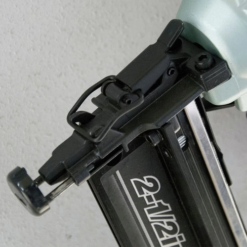 Metabo HPT NT65M2SM 16-Gauge 2-1/2 In. Oil-Free Straight Finish Nailer Kit 5 Metabo HPT NT65M2SM 16-Gauge 2-1/2 In. Oil-Free Straight Finish Nailer Kit - Image 5