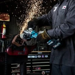 Makita GAG01M1 40V Max XGT Brushless Lithium-Ion 4-1/2 In./5 In. Cordless Cut-Off/Angle Grinder Kit With Electric Brake (4 Ah) -Tool Store mktngag01m1 g